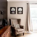 Famous Music Row Presidential With Guitar Pool * Nashville