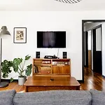 Mid-century Modern Near Downtown With Free Parking Holiday home