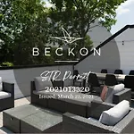 6 Bed With En Baths, Host Up To 20, Rooftops, Parking, Gourmet Kitchens, Cozy Living Spaces, Skyline Views & Fire Table, Near Downtown, Distilleries & Marathon Village, High-speed Wi-fi, 24hr Hospitality Holiday home