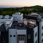 Rooftop Skyline Views Dt Nash Sleeps 12