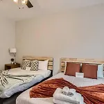 Holiday home New Build 5 Min To Broadway Sleeps 10 *