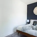 6 Bed With En Baths, Host Up To 20, Rooftops, Parking, Gourmet Kitchens, Cozy Living Spaces, Skyline Views & Fire Table, Near Downtown, Distilleries & Marathon Village, High-speed Wi-fi, 24hr Hospitality Holiday home *