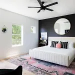 6 Bed With En Baths, Host Up To 20, Rooftops, Parking, Gourmet Kitchens, Cozy Living Spaces, Skyline Views & Fire Table, Near Downtown, Distilleries & Marathon Village, High-speed Wi-fi, 24hr Hospitality Holiday home