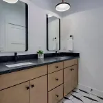 Holiday home Stylish 4 Bed, Skyline Views From Rooftop, Garage , Gourmet Kitchen, Cozy Living Space, Dedicated Parking, Near Distilleries, Marathon Village & Nightlife, Chic Skyline Views, Great For Groups, 24 Hour Hospitality