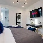 Stylish 4 Bed, Skyline Views From Rooftop, Garage , Gourmet Kitchen, Cozy Living Space, Dedicated Parking, Near Distilleries, Marathon Village & Nightlife, Chic Skyline Views, Great For Groups, 24 Hour Hospitality Holiday home