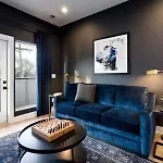 Stylish 4 Bed, Skyline Views From Rooftop, Garage , Gourmet Kitchen, Cozy Living Space, Dedicated Parking, Near Distilleries, Marathon Village & Nightlife, Chic Skyline Views, Great For Groups, 24 Hour Hospitality Holiday home