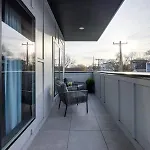 Stylish 4 Bed, Skyline Views From Rooftop, Garage , Gourmet Kitchen, Cozy Living Space, Dedicated Parking, Near Distilleries, Marathon Village & Nightlife, Chic Skyline Views, Great For Groups, 24 Hour Hospitality Holiday home Nashville
