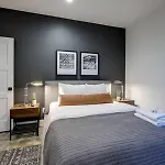 Stylish 4 Bed, Skyline Views From Rooftop, Garage , Gourmet Kitchen, Cozy Living Space, Dedicated Parking, Near Distilleries, Marathon Village & Nightlife, Chic Skyline Views, Great For Groups, 24 Hour Hospitality * Nashville