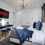 Stylish 4 Bed, Skyline Views From Rooftop, Garage , Gourmet Kitchen, Cozy Living Space, Dedicated Parking, Near Distilleries, Marathon Village & Nightlife, Chic Skyline Views, Great For Groups, 24 Hour Hospitality Nashville