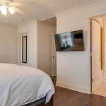 Modern 3 King Belmont Retreat With 2 Living Walk To Belmont & Vanderbilt Near Music Row The Gulch & 12th South 2 Miles To Broadway Large Dining Table Smart Tvs Parking 24 Hr Hospitality Holiday home *