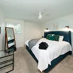 Apartment Bright & Cozy 2br Family Sleeps 6 With Private Balcony And Optional Parking Near Centennial Park & Broadway Nashville