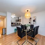 Bright & Cozy 2br Family Sleeps 6 With Private Balcony And Optional Parking Near Centennial Park & Broadway Apartment