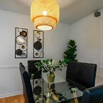Bright & Cozy 2br Family Sleeps 6 With Private Balcony And Optional Parking Near Centennial Park & Broadway *