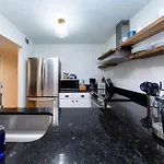 Bright & Cozy 2br Family Sleeps 6 With Private Balcony And Optional Parking Near Centennial Park & Broadway Apartment *