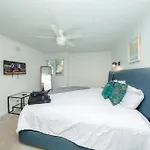 Apartment Bright & Cozy 2br Family Sleeps 6 With Private Balcony And Optional Parking Near Centennial Park & Broadway