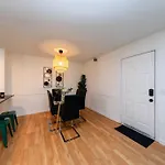 Bright & Cozy 2br Family Sleeps 6 With Private Balcony And Optional Parking Near Centennial Park & Broadway Nashville