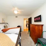 Apartment Bright & Cozy 2br Family Sleeps 6 With Private Balcony And Optional Parking Near Centennial Park & Broadway *