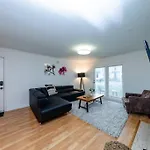 Bright & Cozy 2br Family Sleeps 6 With Private Balcony And Optional Parking Near Centennial Park & Broadway *