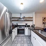Bright & Cozy 2br Family Sleeps 6 With Private Balcony And Optional Parking Near Centennial Park & Broadway Apartment Nashville