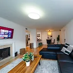 Bright & Cozy 2br Family Sleeps 6 With Private Balcony And Optional Parking Near Centennial Park & Broadway Apartment