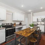 Platinum On Music Row Renovated And Near Downtown Apartment
