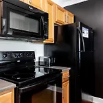 Walk To Downtown Broadway With Pool, Parking And Patio