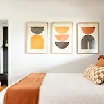 Walk To Downtown Broadway With Pool, Parking And Patio