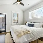 Scandinavian-Style Home With Balcony! Secure Gated Complex, 10Min To Downtown! Sleeps 6!