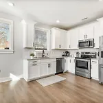 Scandinavian-Style Home With Balcony! Secure Gated Complex, 10Min To Downtown! Sleeps 6!
