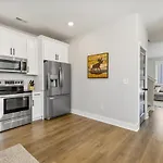 Scandinavian-Style Home With Balcony! Secure Gated Complex, 10Min To Downtown! Sleeps 6!