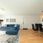 Nashville Modern Large 2Br Family Suite Sleeps 8 Guests With Private Balcony And Optional Parking Near Parthenon & Broadway