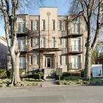 Lipstick & Boots - Luxury 3-Level Condo With Private Garage Near Music Row