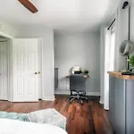 Walk To Broadway Charming Modern Historic Townhome