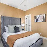 Holiday home Walk To Belmont, 12 South With Private Patio And Garage *
