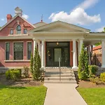 Historic Jewel Walk To Eats & Shops