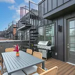 Holiday home Roof Deck Grill Views 2 Miles From Broadway