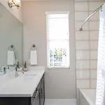 2 Miles To Broadway W Rooftop Deck Grill & Garage Holiday home *