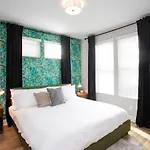 Holiday home 2 Miles To Broadway W Rooftop Deck Grill & Garage