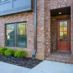 Holiday home 2 Miles To Broadway W Rooftop Deck Grill & Garage *