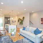 Holiday home 2 Miles To Broadway W Rooftop Deck Grill & Garage