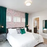 Holiday home 2 Miles To Broadway W Rooftop Deck Grill & Garage Nashville