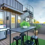 Holiday home 2 Miles To Broadway W Rooftop Deck Grill & Garage