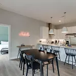 Spacious 2Bd-Close To Everything