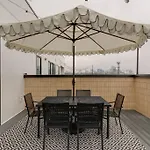 Apartment Luxury Balcony Retreat • Near Broadway *