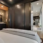 Apartment Luxury Balcony Retreat • Near Broadway *