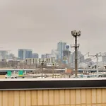 Apartment Luxury Balcony Retreat • Near Broadway