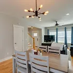 Holiday home 3 Bedroom Home- Huge Yard For Pets 4 Miles To Broadway Nashville