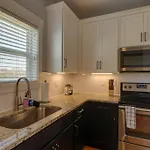 3 Bedroom Home- Huge Yard For Pets 4 Miles To Broadway *
