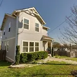 3 Bedroom Home- Huge Yard For Pets 4 Miles To Broadway Holiday home