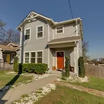 Holiday home 3 Bedroom Home- Huge Yard For Pets 4 Miles To Broadway